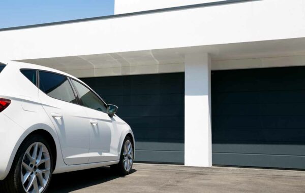 photo façade avec double porte garage résidentielle sectionnelle eno oknoprime